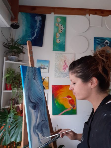 Stéphanie Ferandez, artiste peintre dans son atelier