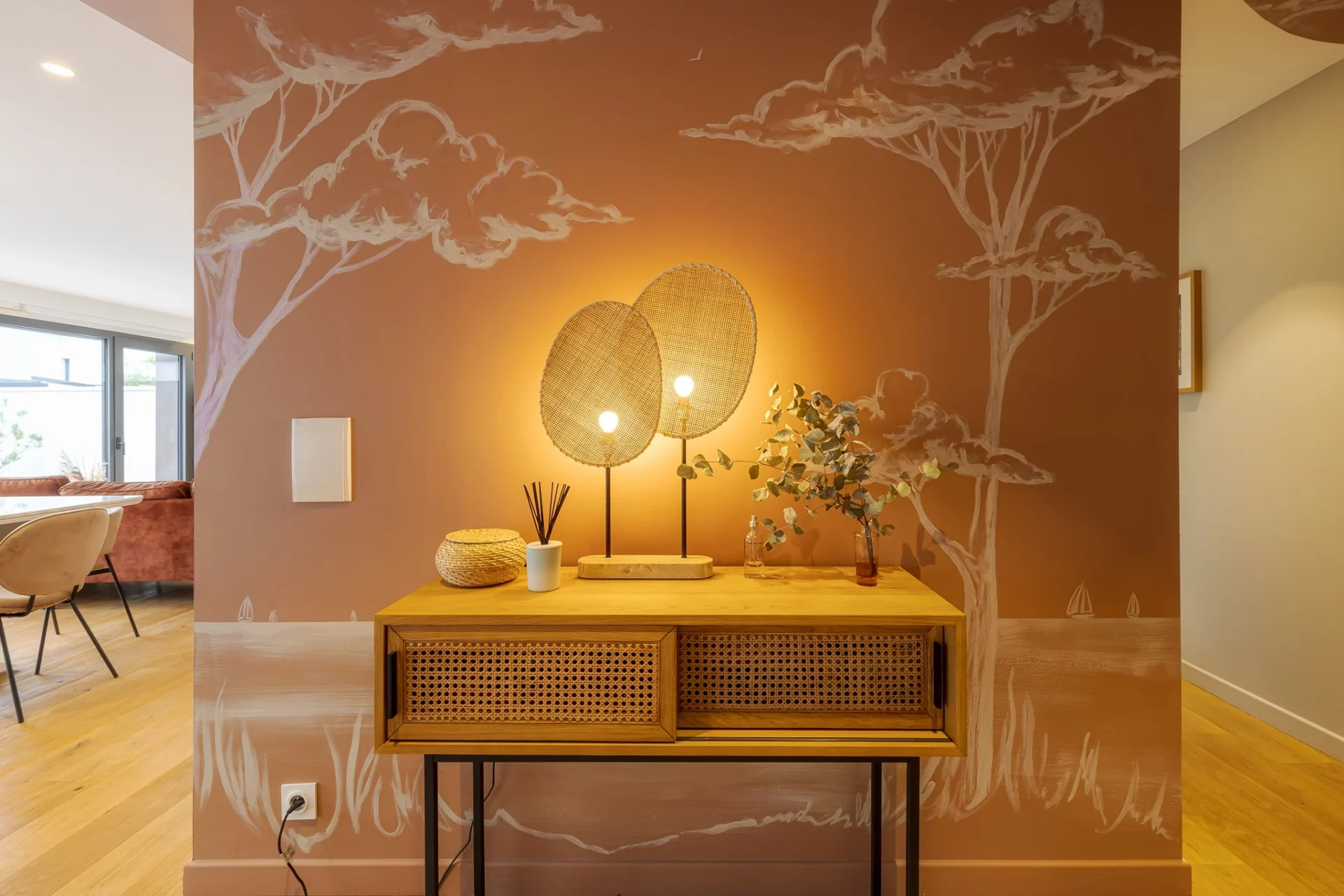 Fresque murale peinte à la main dans un palier d'entrée