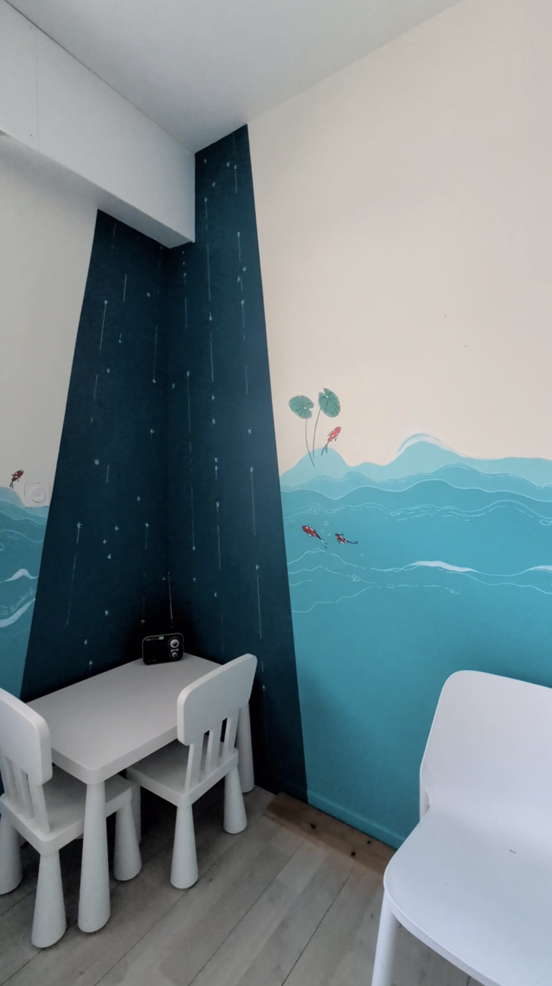Fresque murale enfantine avec montagnes bleues et poissons rouges dans un coin bureau pour enfant - Créa Décor Vannes