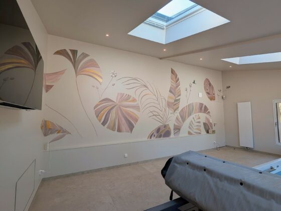 Fresque murale finalisée dans un spa avec motifs tropicaux et feuilles de palmier - Créa Décor Vannes