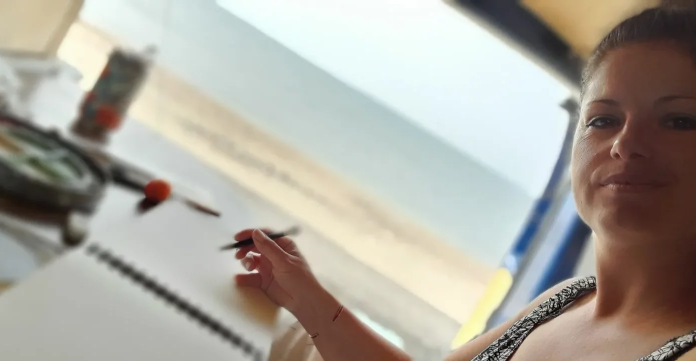 illustration sur commande à l'aquarelle, l'artiste S. Ferandez peint face à la mer