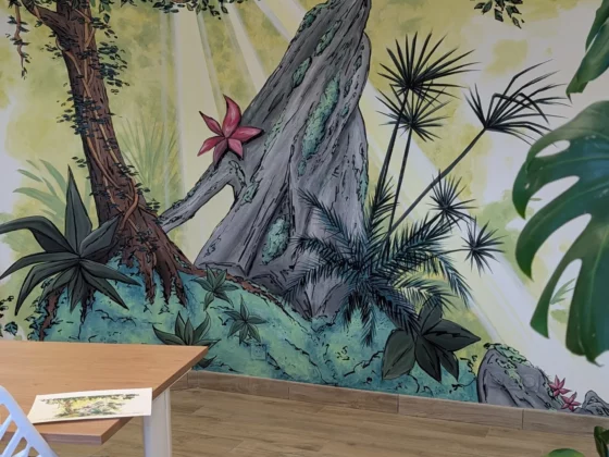 fresque murale en entreprise, décor mural de bureau tropical peint par S. Ferandez dans le Morbihan